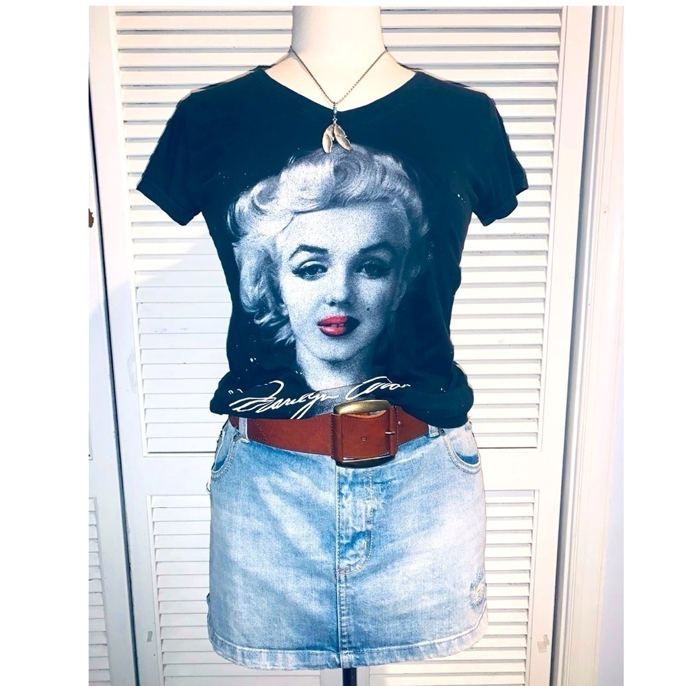 Marilyn Monroe faded black T-shirt V neck Women’s size Medium